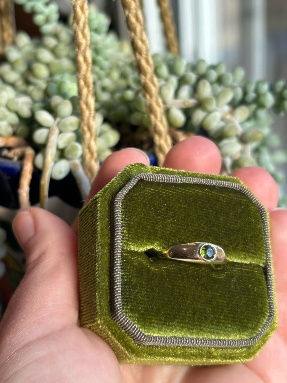 Gypsy ring - 9ct gold - flush set peridot solitaire band ring